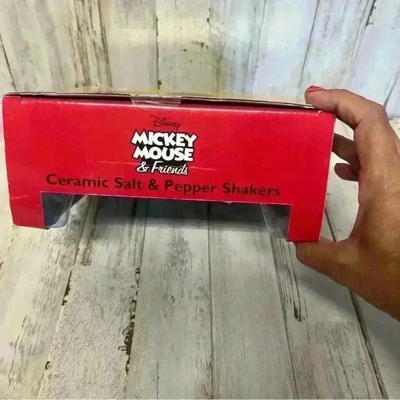 Disney Mickey & Friends Ceramic Salt & Pepper Shakers New In Box - Picture 4 of 5